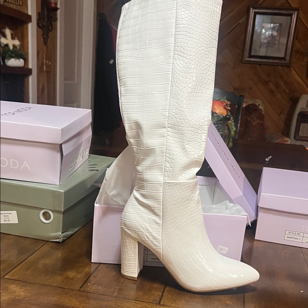 TOP Moda White Croc-Embossed Heeled Boots